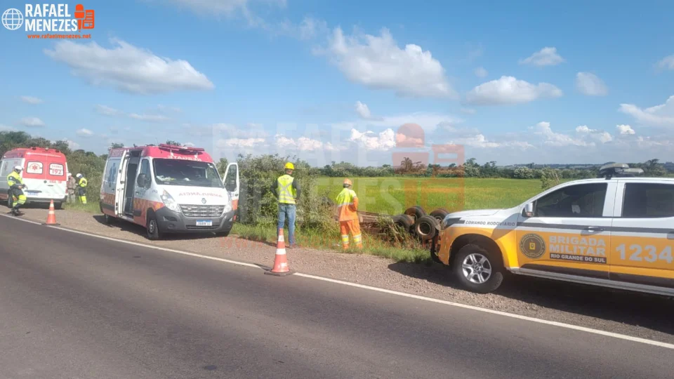 Caminhão carregado de uva sai da pista na RSC-287 em Santa Maria
