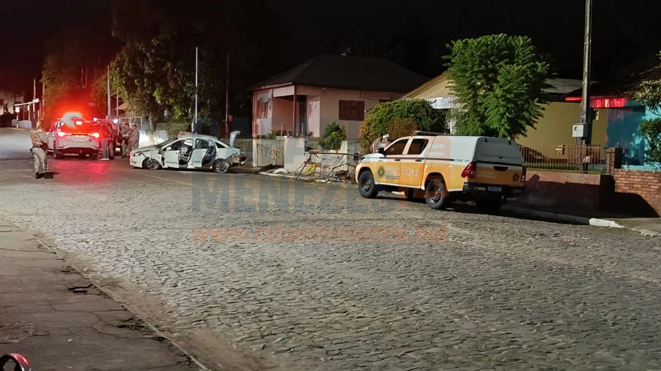 Motorista embriagado tenta fugir de barreira, perde controle do carro e bate contra muro em São Pedro do Sul