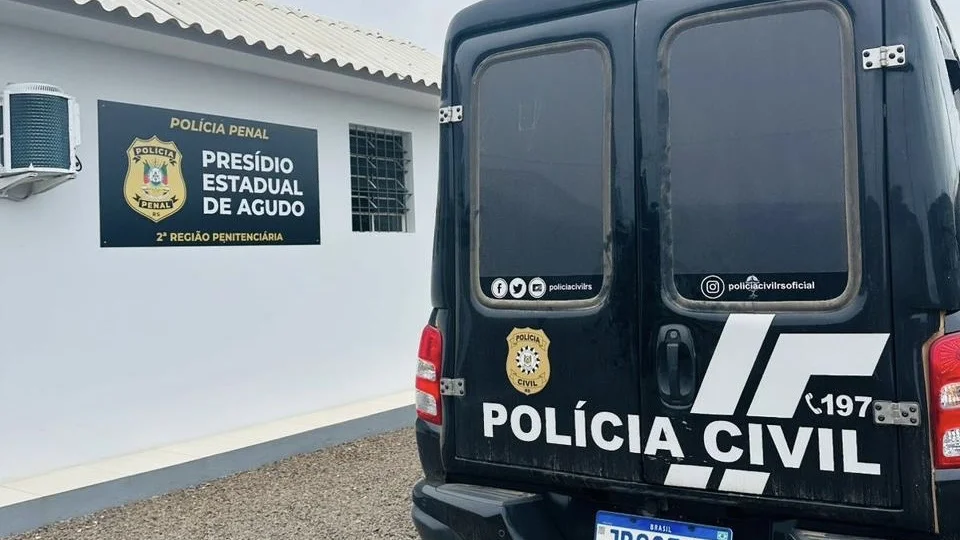 Jovem é preso por agredir e ameaçar ex-namorada em frente a supermercado em Agudo