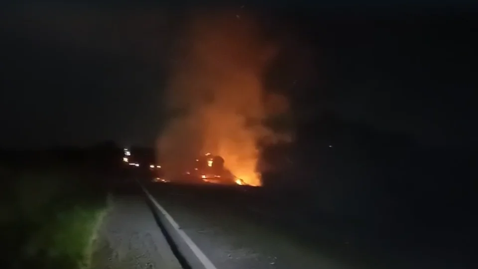 Caminhão pega fogo e bloqueia a BR-290 em Rosário do Sul