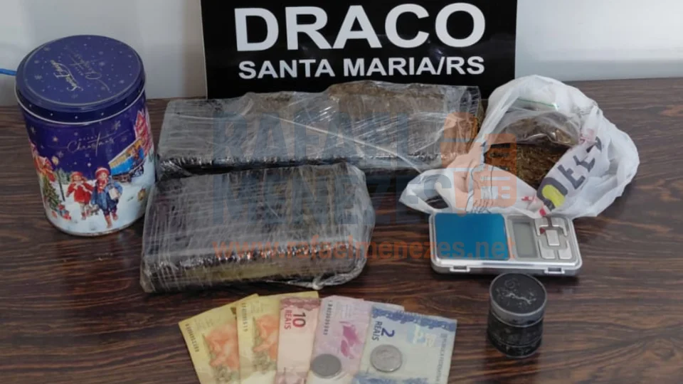Jovem é presa por tráfico de drogas no Centro de Santa Maria
