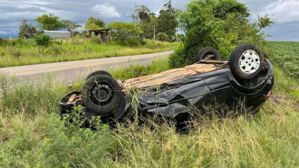 Motorista sai da pista e capota veículo na ERS-149, no interior de Restinga Sêca