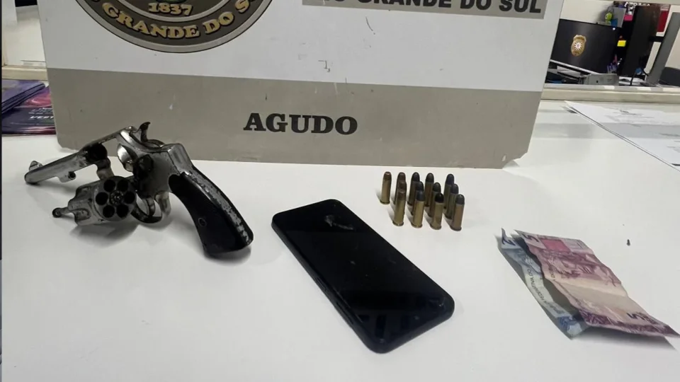 Homem é preso por porte ilegal de arma de fogo e adolescente é apreendido em Agudo