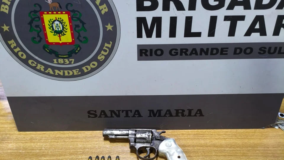 Brigada Militar apreende arma escondida em forro de residência em Santa Maria