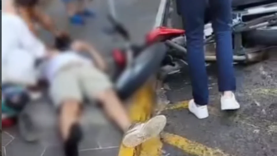 Condutor de moto sem habilitação fica ferido em acidente no Centro de Santa Maria