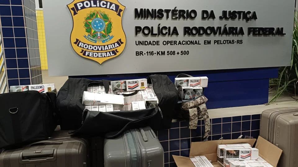 Mulher é presa pela oitava vez com mais de 4 mil maços de cigarros contrabandeados na BR-116