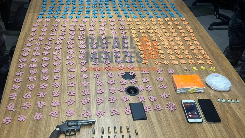 Brigada Militar apreende quase 4 mil comprimidos de êxtase, mais de meio quilo de cocaína e arma com motorista em Santa Maria