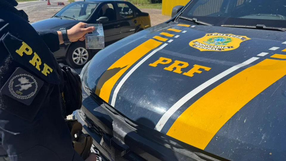 Motorista é preso com CNH falsa durante abordagem da PRF na BR-153