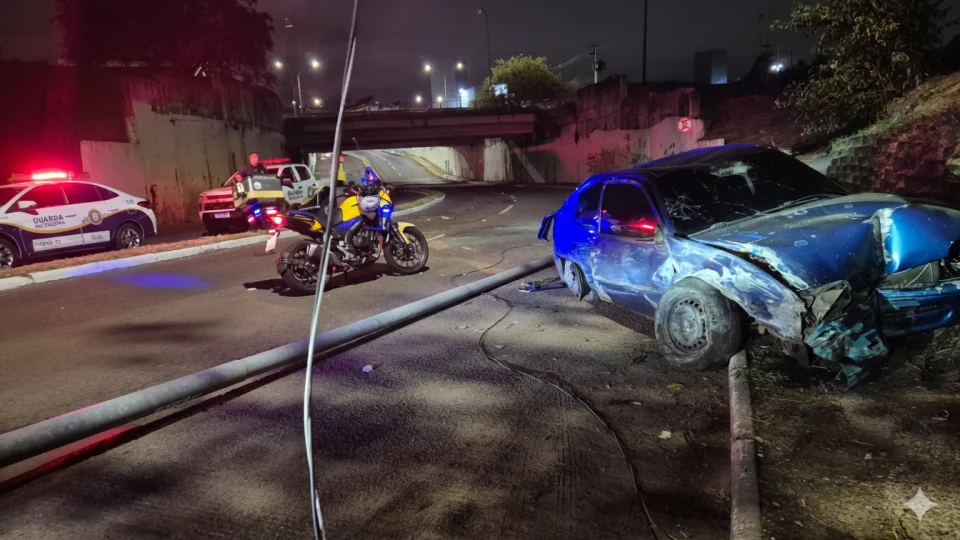 Motorista foge de abordagem, derruba poste e abandona veículo em Santa Maria