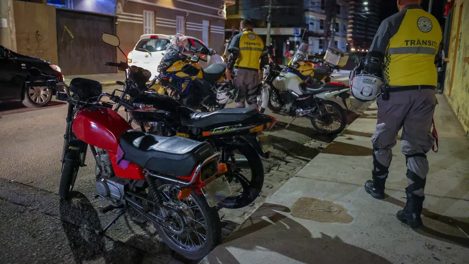 Operação Silêncio Urbano fiscaliza motos e consumo de álcool em locais públicos na véspera de Carnaval em Santa Maria