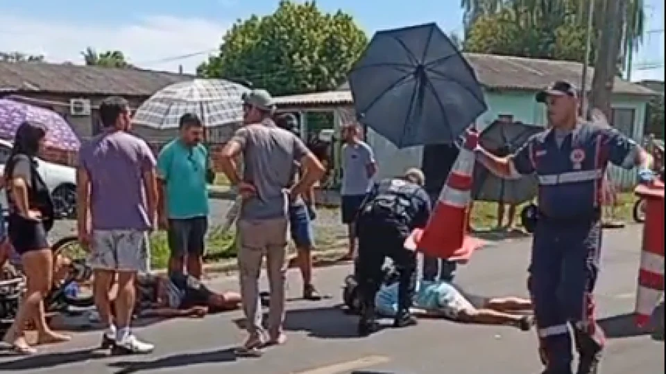Colisão entre motocicletas deixa três pessoas feridas no em Santa Maria