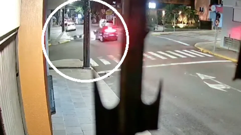 Colisão entre carro e motocicleta deixa jovem ferido em Santa Maria
