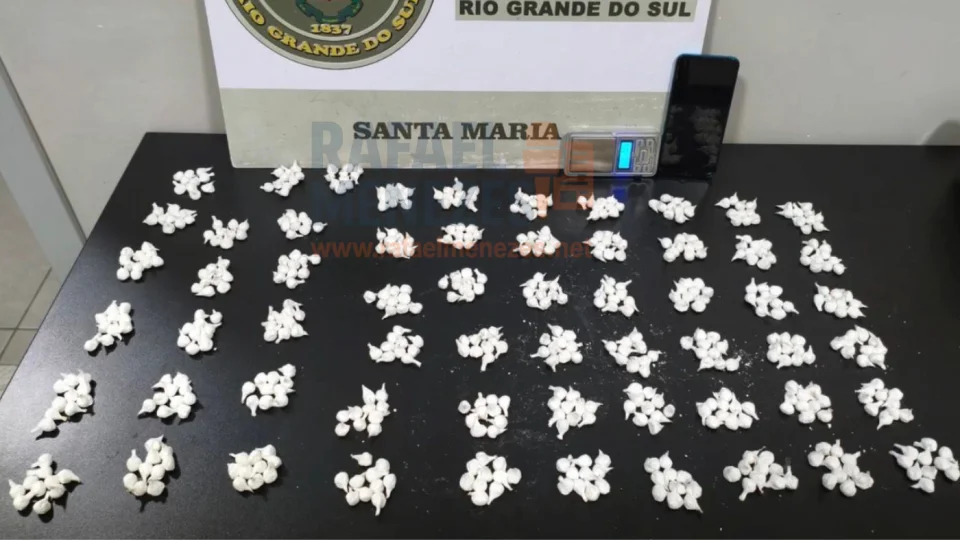 Homem é preso com quase 600 porções de cocaína no Bairro Medianeira em Santa Maria