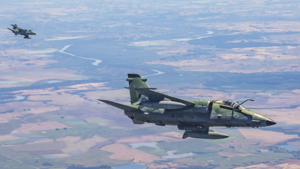 Dois caças da Força Aérea Brasileira se envolvem em incidente durante pouso na Base Aérea de Santa Maria