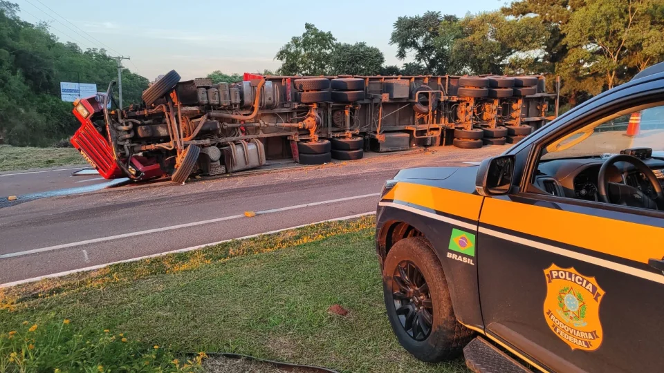 Carreta tomba e deixa duas pessoas feridas na BR-287