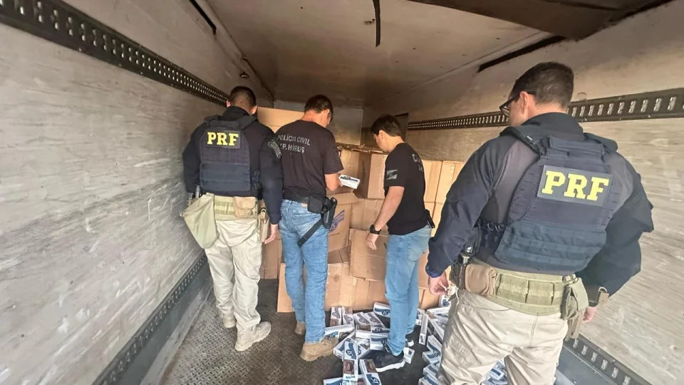 PRF e PC prendem dupla e apreendem caminhão com 125 mil maços de cigarros na BR-153