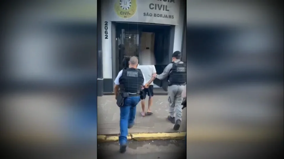Pai é preso após incentivar filha de 8 anos a atirar com arma de fogo em São Borja
