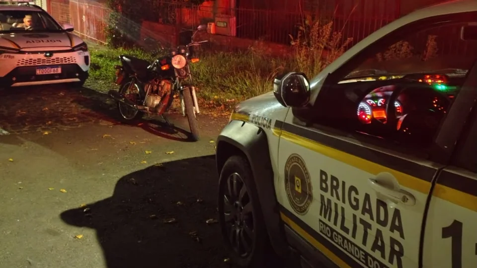 Adolescente de 16 anos é apreendido empurrando motocicleta roubada em Santa Maria
