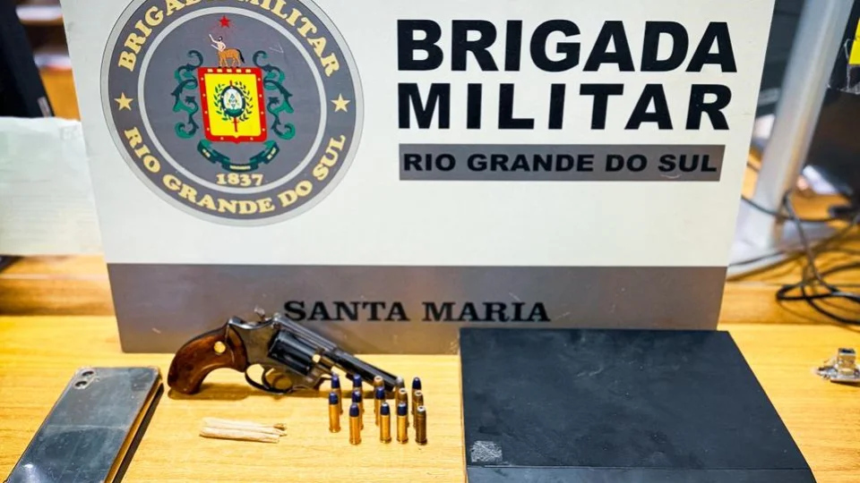Homem atira três vezes na companheira, liga para a polícia e se entrega em Santa Maria