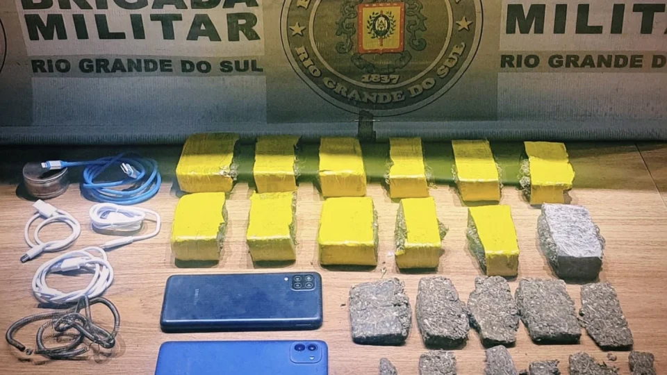 Brigada Militar prende homem e apreende adolescente por tráfico de drogas em Santa Maria