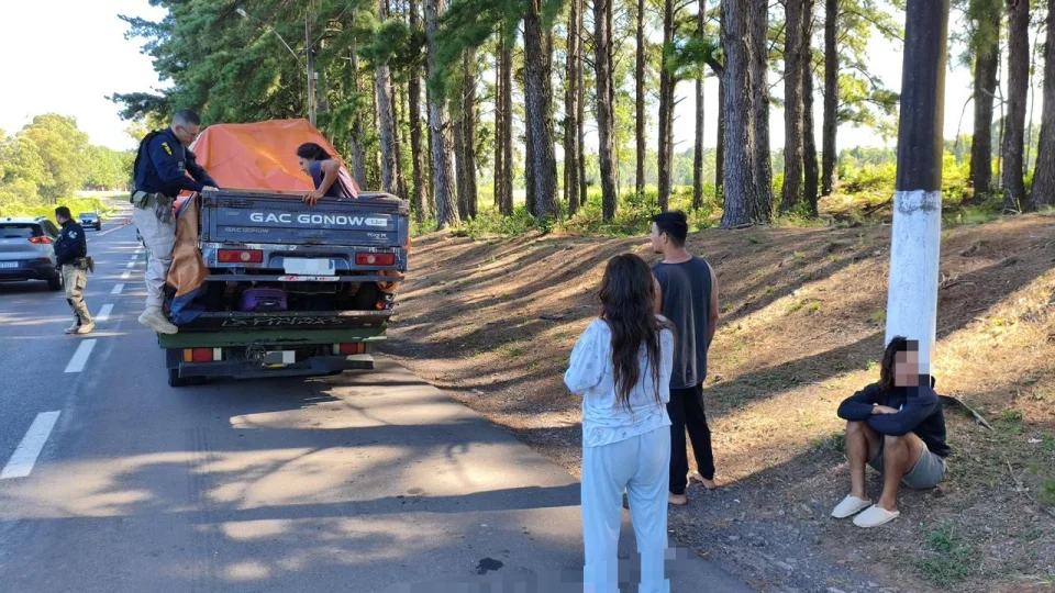 Chilenos são flagrados pela PRF sendo transportados embaixo de lona de caminhão na BR-287
