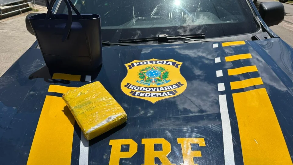 PRF prende passageira de veículo por aplicativo com cocaína na BR-153