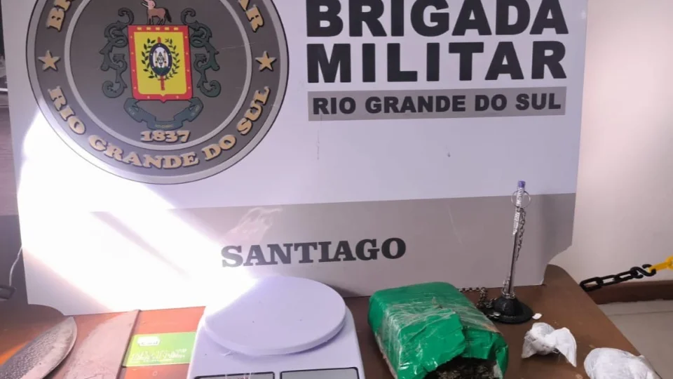 Homem é preso por violência doméstica e tráfico de drogas em Santiago
