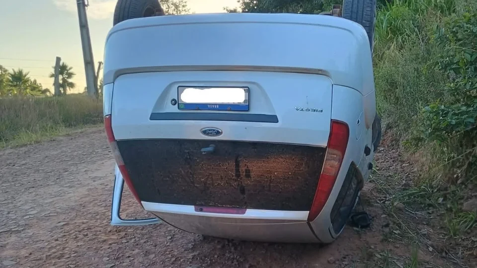 Mulher fica ferida após capotamento no interior de Restinga Sêca
