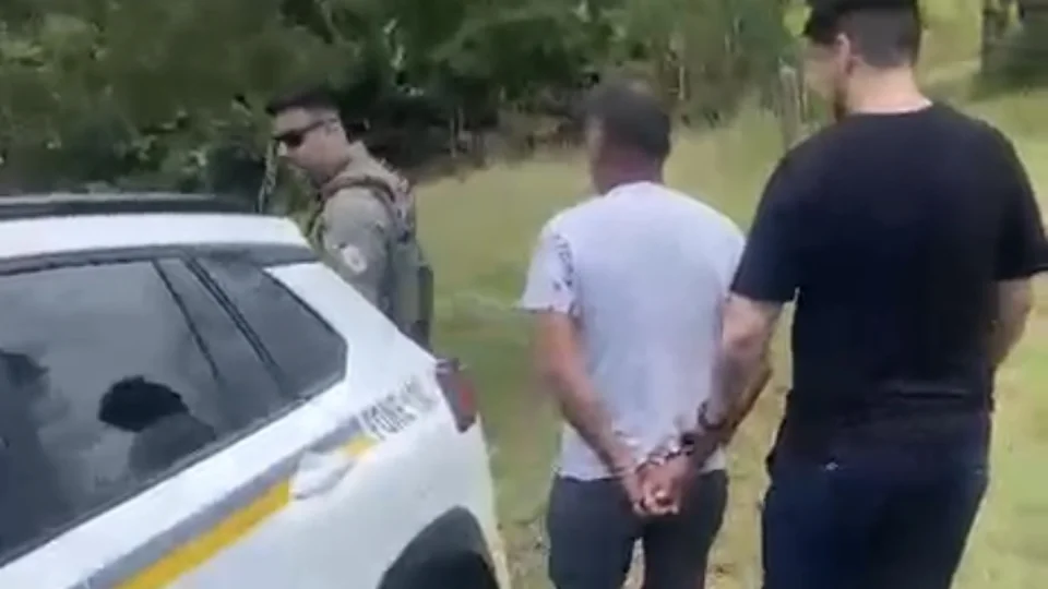 Homem é preso por arremessar mulher de dentro de carro em movimento em São Sepé