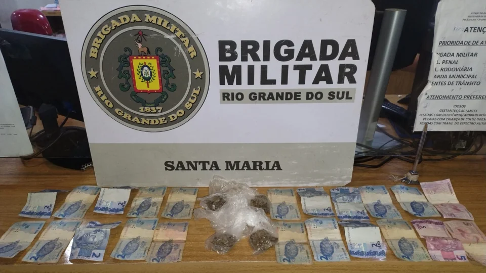 Jovem é preso por tráfico de drogas no Beco do Moinho em Santa Maria