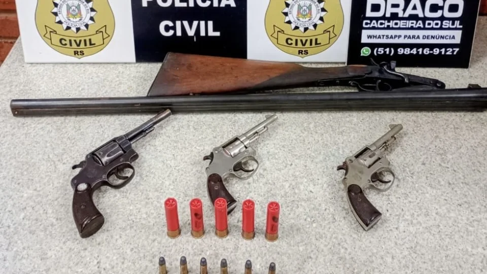 Homem é preso estrangulando mãe de 93 anos e agredindo-a com pauladas dentro de carro