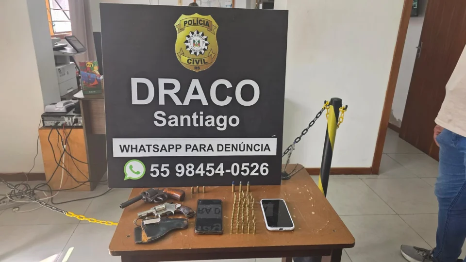Jovem é preso por porte ilegal de arma durante operação no centro de Santiago