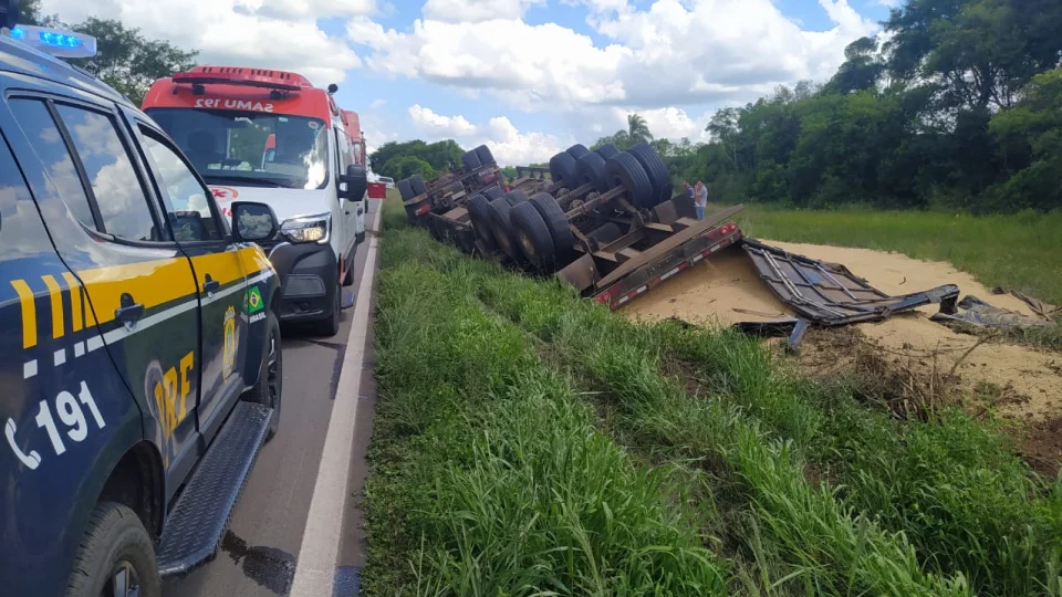 Passageira morre após caminhão sair da pista e tombar na BR-392 em São Sepé