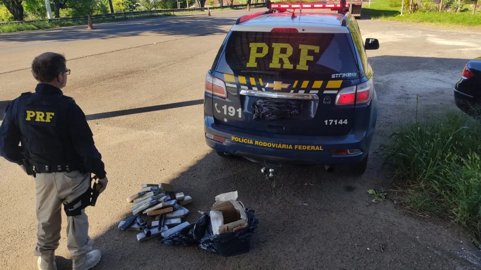 Apreensão de 15 quilos de maconha resulta na prisão de duas mulheres na BR-158 em Cruz Alta