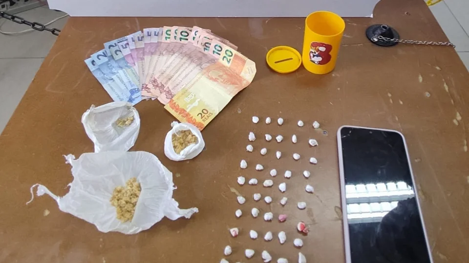 Jovem é preso por tráfico de drogas em Santiago