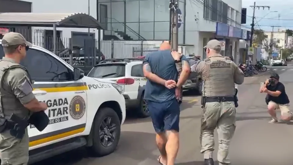Homem é preso após esfaquear a ex-mulher e fugir com a filha de 5 anos em cidade da região