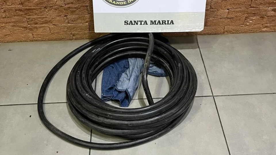 Dupla é presa após furtar fios e cabos em Santa Maria