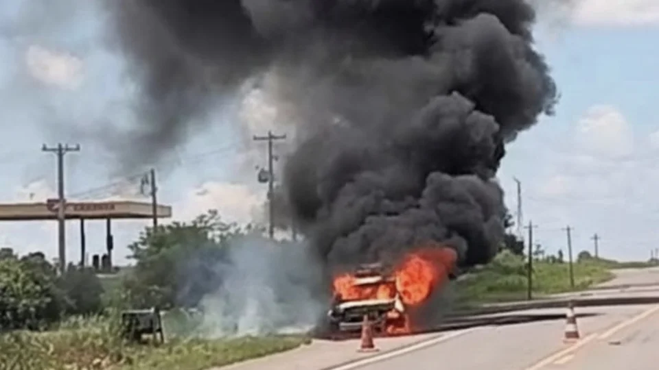 Carro pega fogo na BR-392 em São Sepé