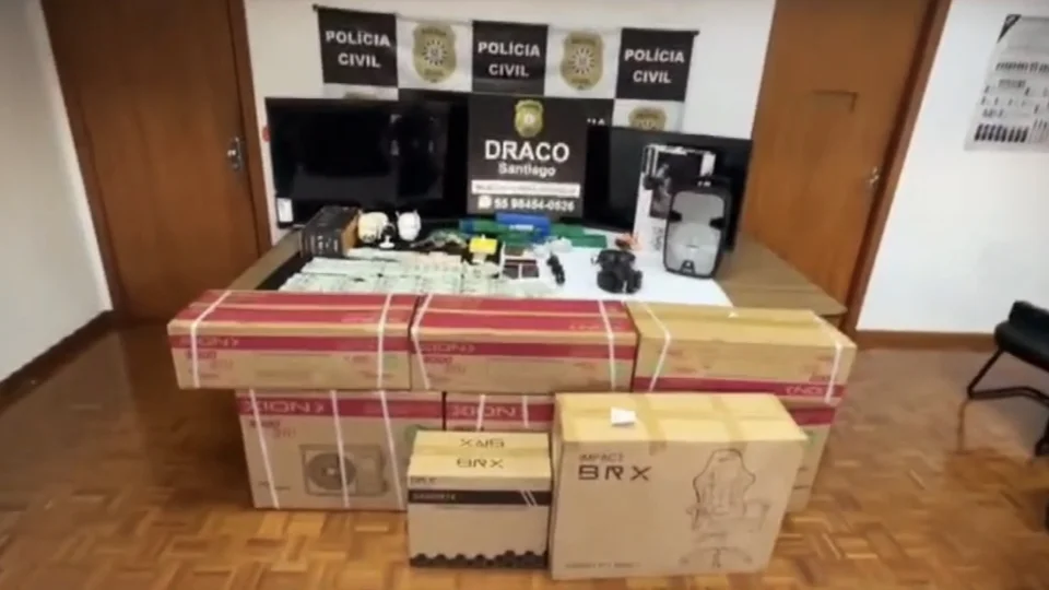 Dupla é presa por tráfico de drogas e posse de arma em Santiago
