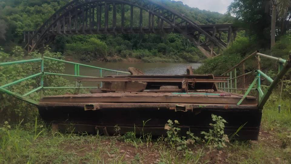 Travessia do Rio Toropi está parada: balsa aguarda manutenção e apoio para reativação do serviço