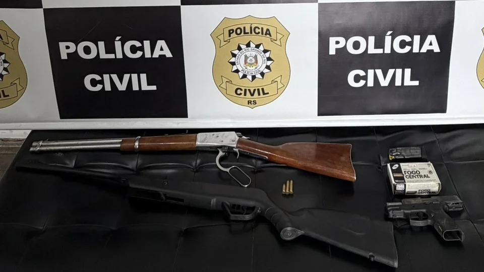 Polícia Civil apreende armas após disparos em casa noturna e colisão com fuga