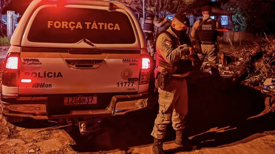 Jovem é preso por tentativa de feminicídio, incêndio criminoso e disparo de arma de fogo em Santa Maria