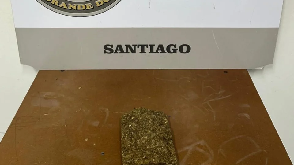 Jovem é preso com maconha durante ação da Força Tática em Santiago
