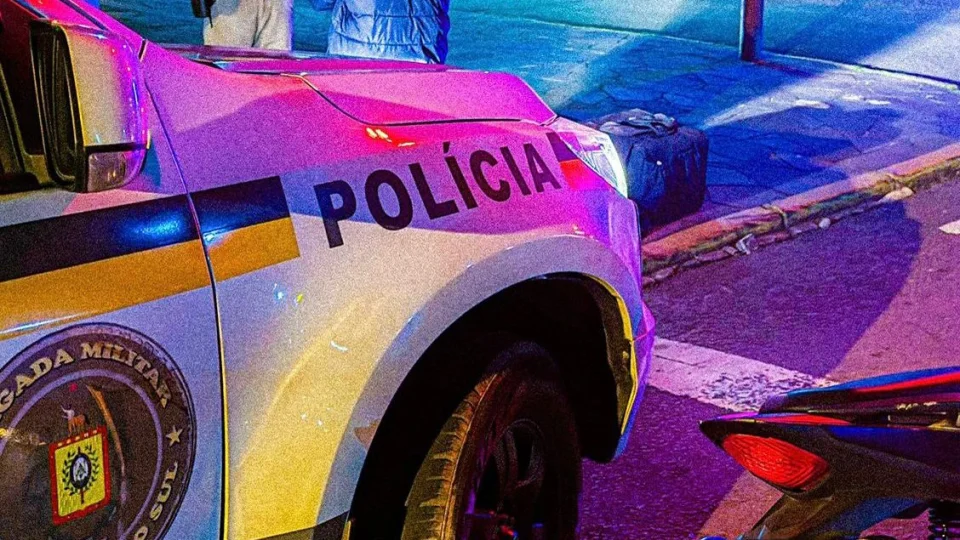 Jovem é detido após empinar moto, fugir de abordagem e colidir em muro em Santa Maria