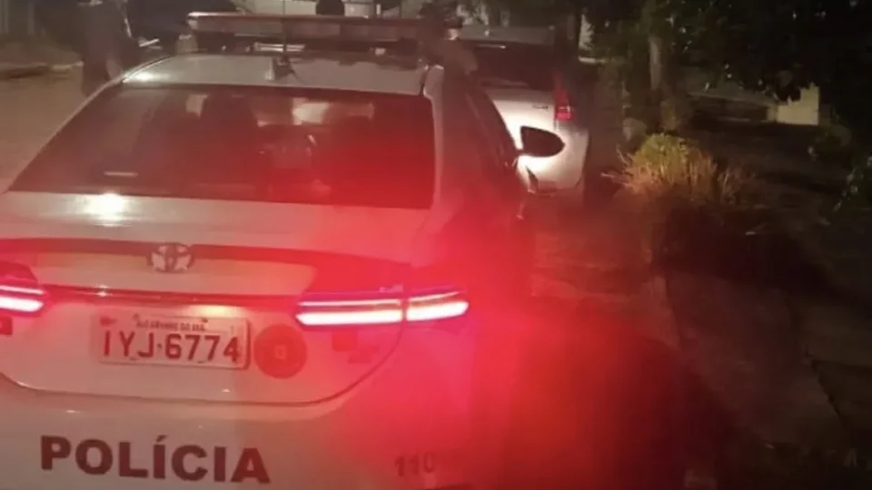 Jovem é preso após agredir enteado, dar soco na esposa, tentar atropelar cunhada, fugir e bater o carro em Santa Maria