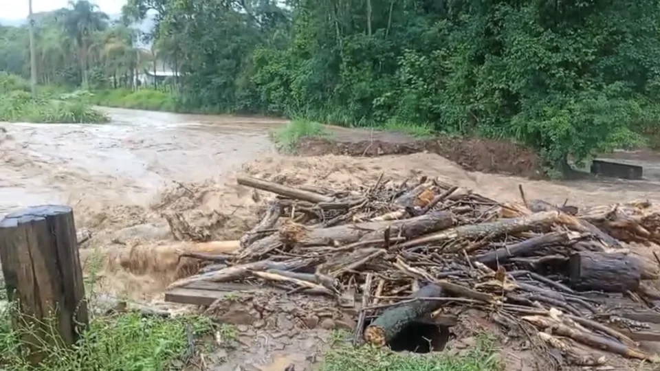 Fortes chuvas provocam alagamentos, danos e bloqueios de rodovias na região central do Estado
