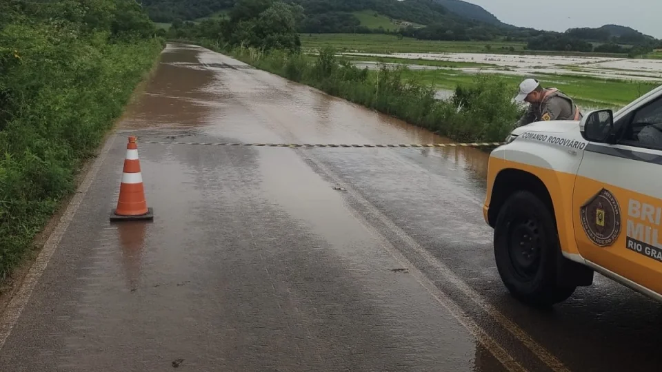 ERS-511 é totalmente bloqueada entre Santa Maria e Arroio Grande após fortes chuvas