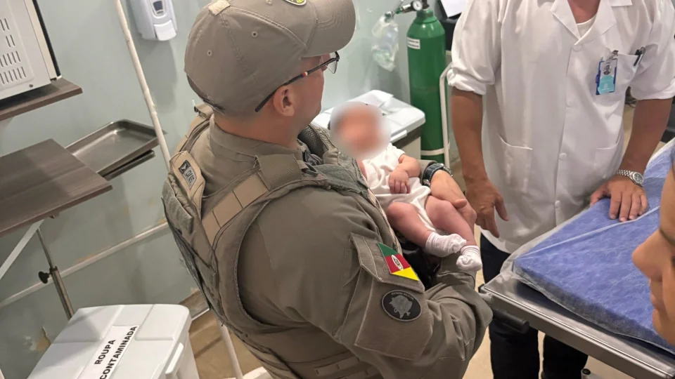 Bebê de seis dias é salvo por capitão da Brigada Militar de Santa Maria durante a madrugada de Natal