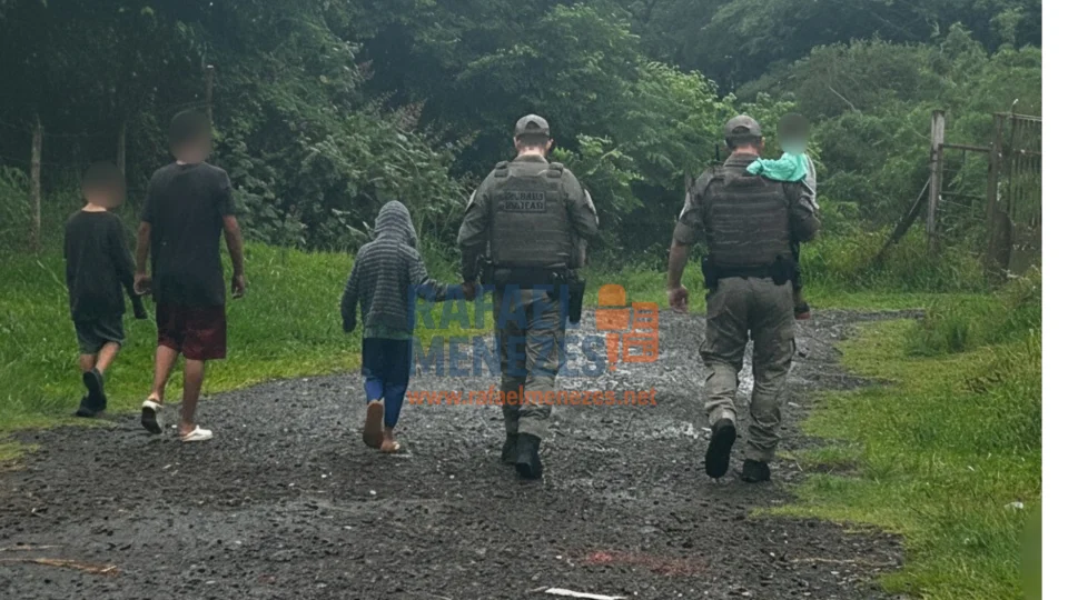 Crianças são encontradas sozinhas em casa sem alimentos em Santa Maria