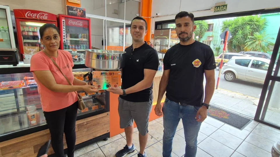 Empresários doam máquina a mãe de criança autista